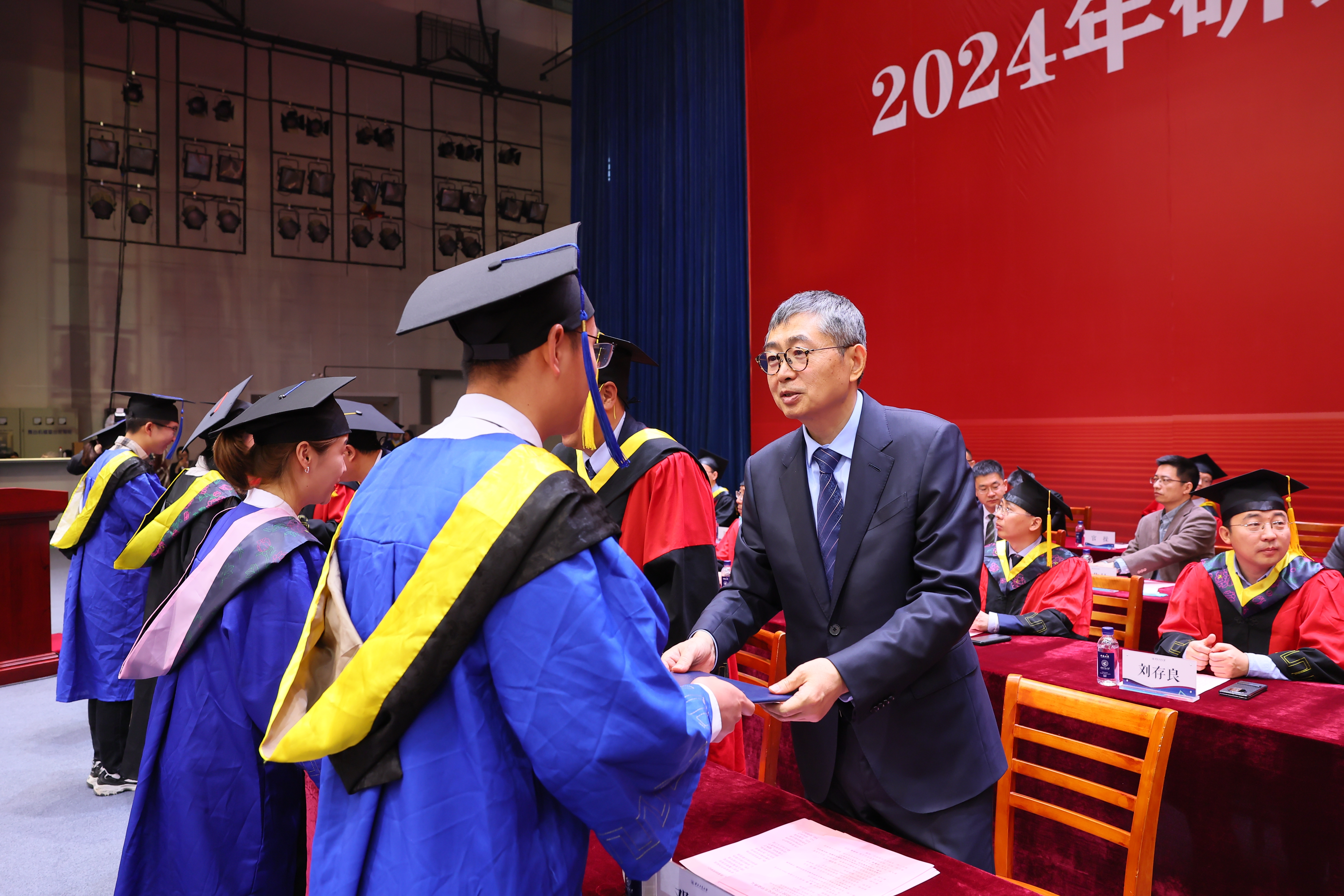 为毕业生代表颁证、拨穗 (2).JPG