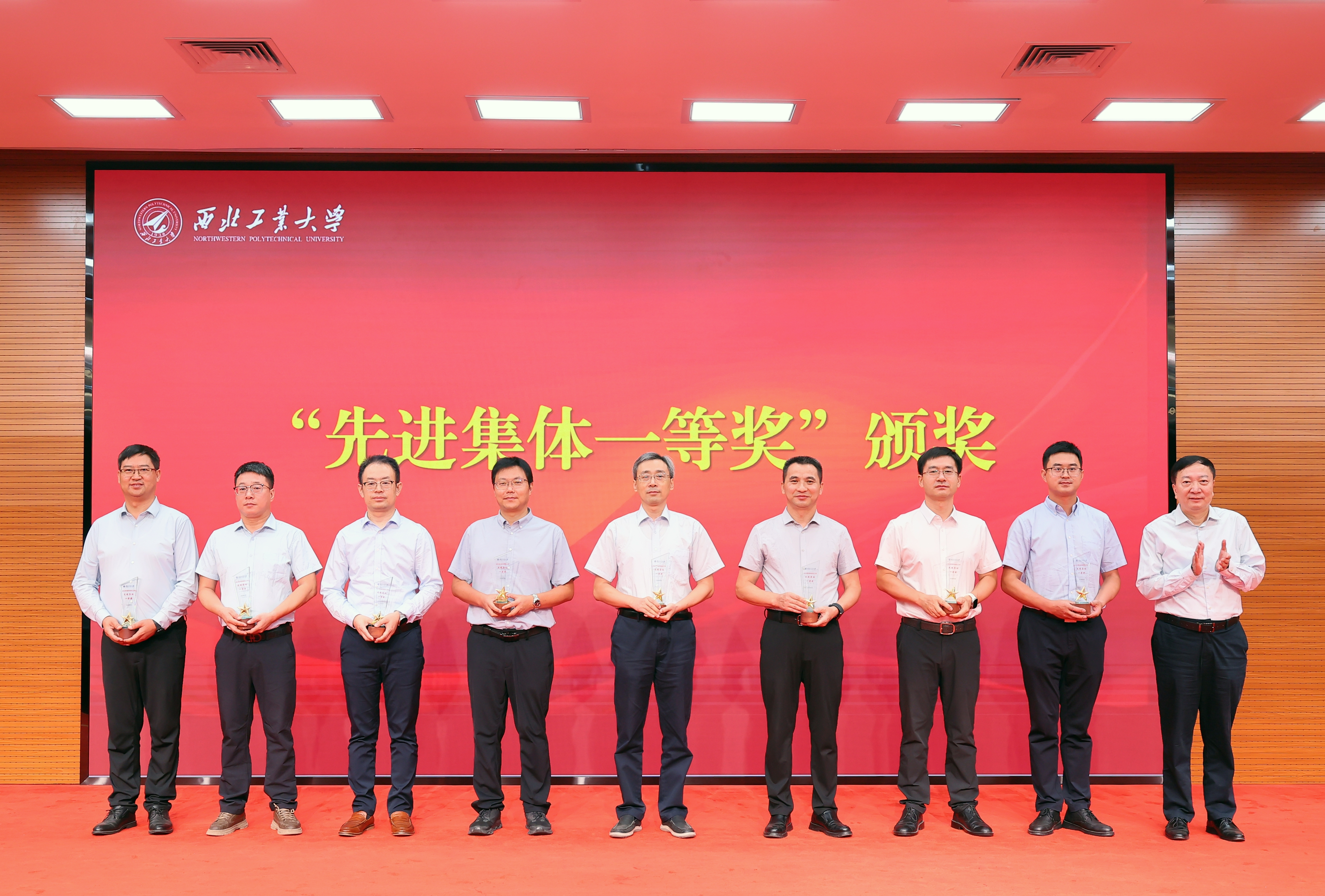校党委书记李言荣颁发先进集体一等奖_副本.jpg undefined