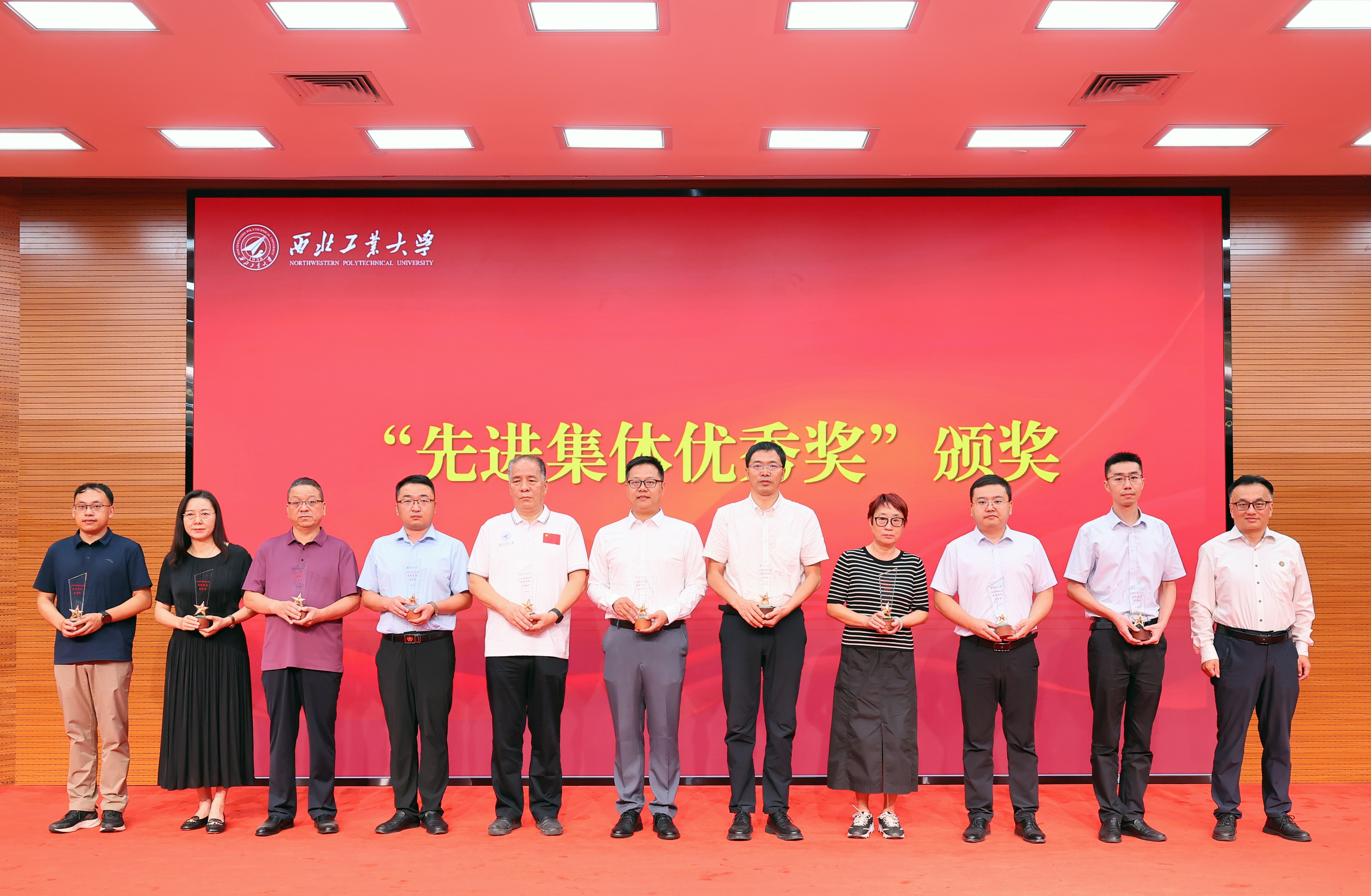 纪委书记吕卫东颁发先进集体优秀奖_副本.jpg