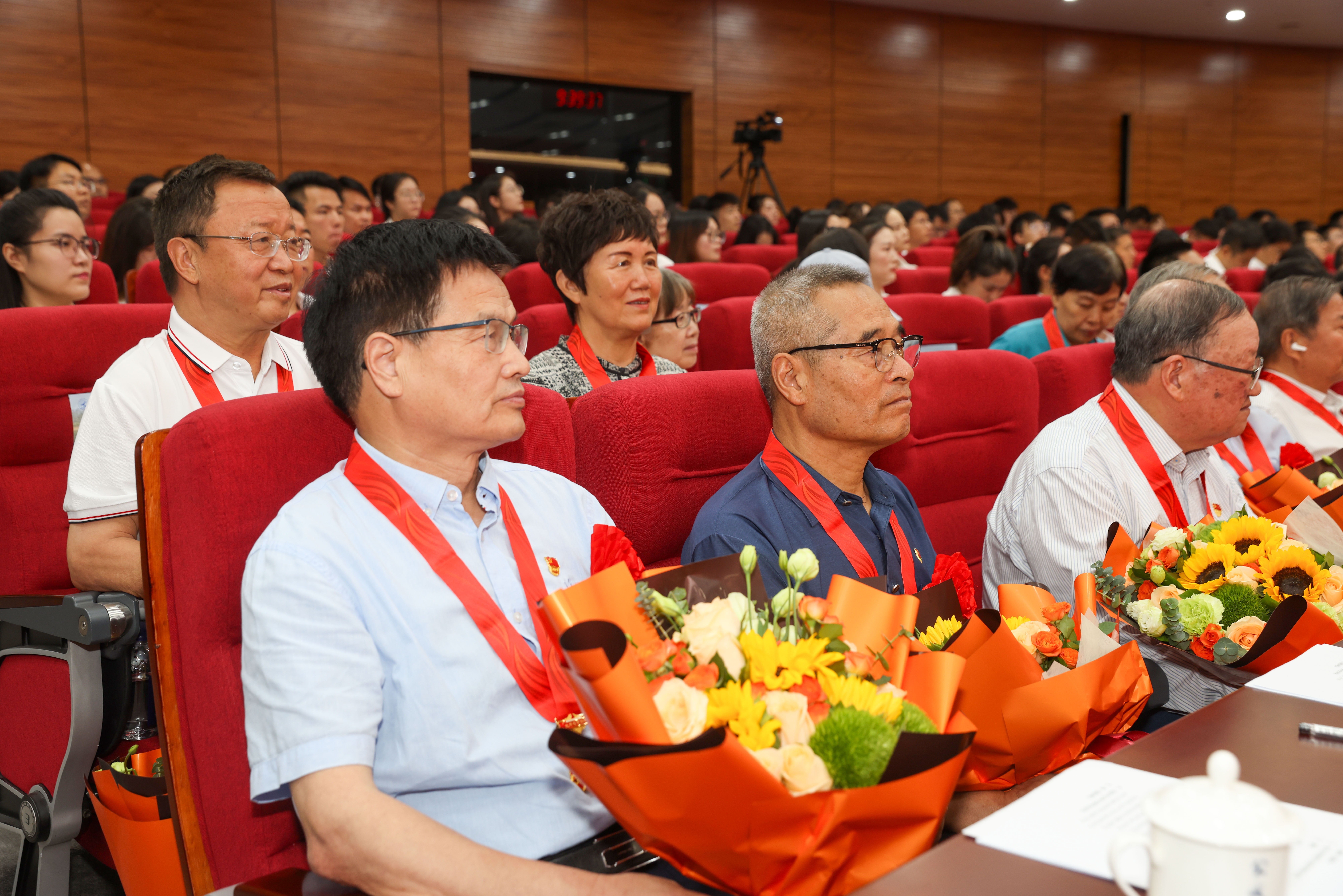 20240701西北工业大学“七一”表彰大会光荣在党50年6——司哲摄.jpg